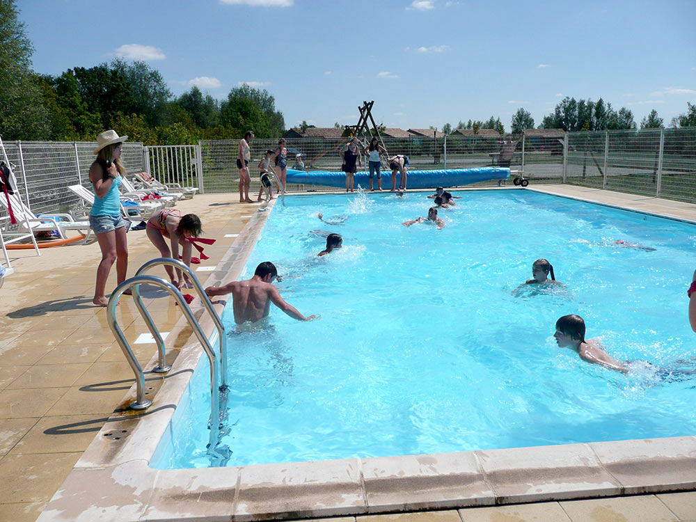 The heated swimming pool of the campsite
