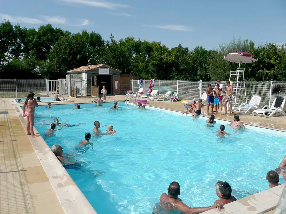 Piscine chauffée et couverte pour se détendre au camping de l'ile cariot